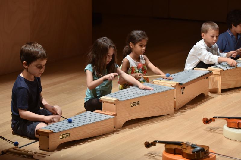 Enfants participant à des ateliers pédagogiques ludiques à la Philharmonie de Paris avec des instruments de musique